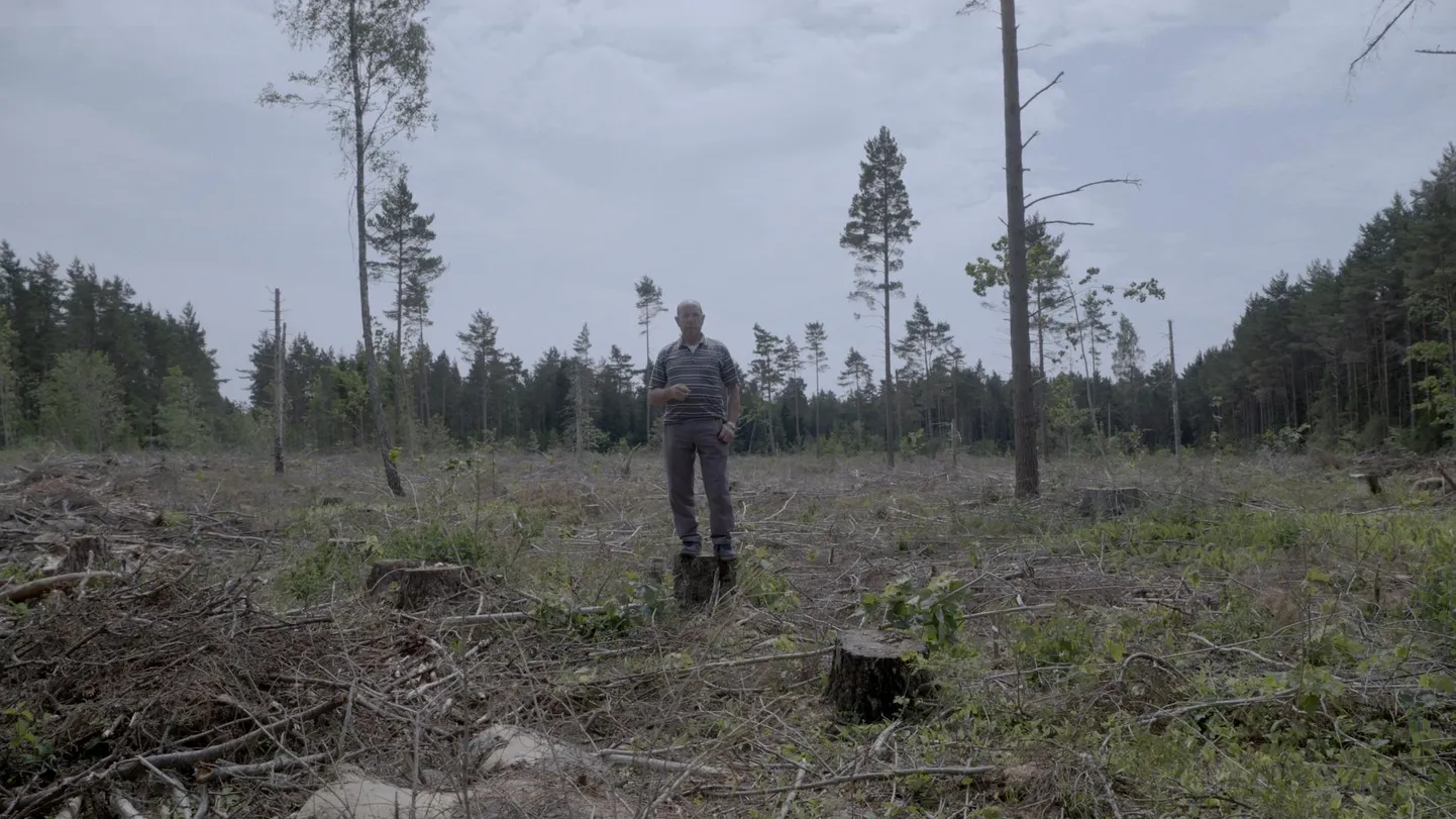 «Süda Sõrve sääres» (2019) on poeetiline dokumentaalfilm meestest, kes elasid Sõrve sääres Põdra külas, kus nende ainus mängukaaslane on viinakurat. Filmi peategelane Villi räägib oma loo, kuidas viin tema sõbrad hauda viis ja kuidas temal õnnestus ellu jääda.