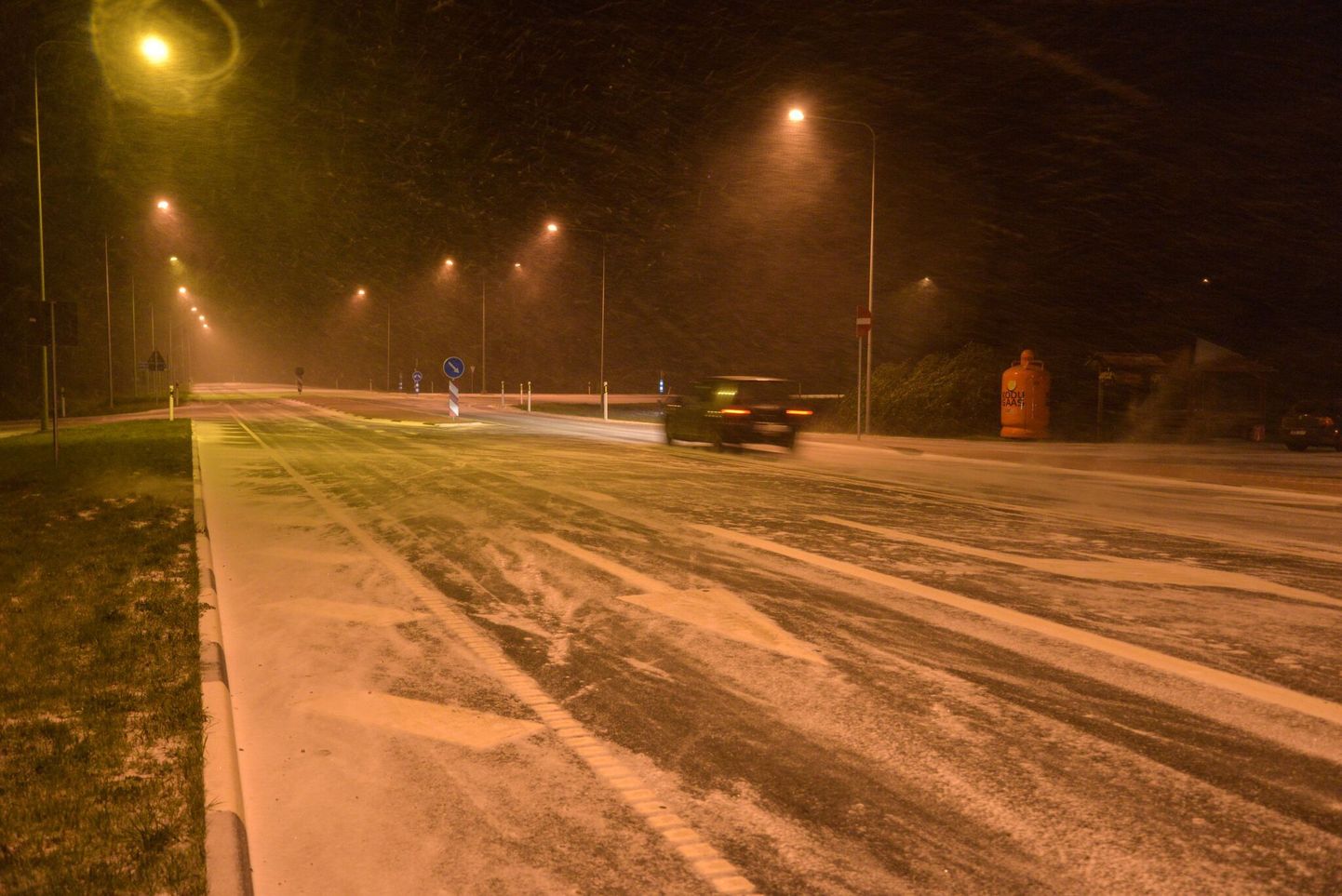Lumi jõudis Viljandimaale. Foto on tehtud kolmapäeva õhtul Imavere-Viljandi maanteel Võhma ristis.