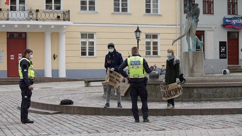 Politsei selgitas Tartu raeplatsil plakatitega seisjatele avalike kogunemiste lubamatust