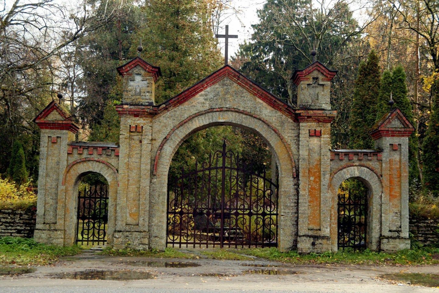 Tõrma kalmistu värav.
