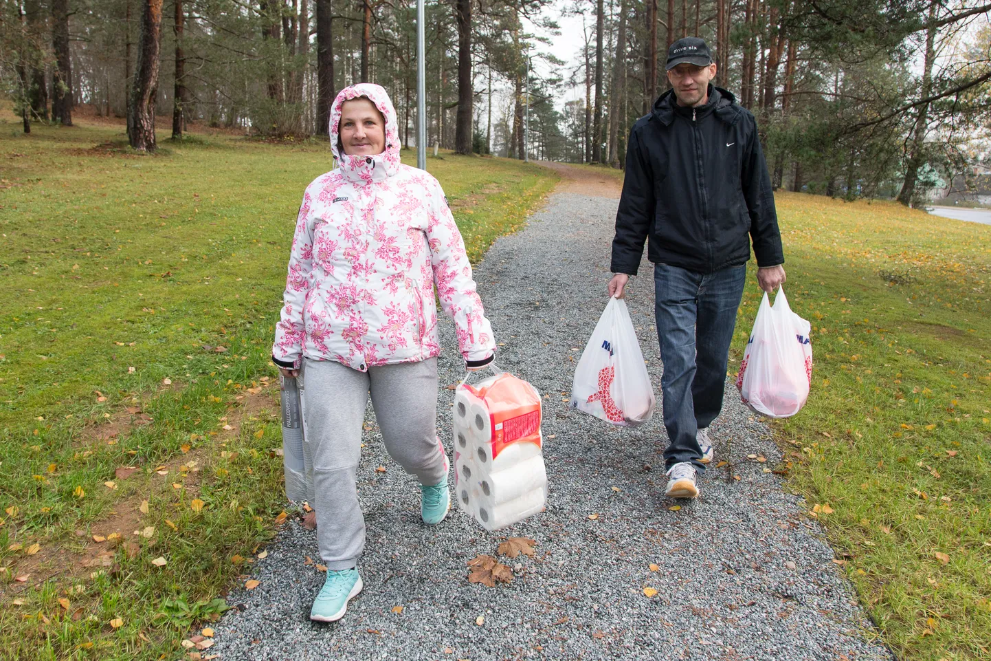 Annely ja Lembitu sõnul on uues vallas asjaajamine natuke keerulisem, aga muud pole midagi muutunud. MATTI KÄMÄRÄ