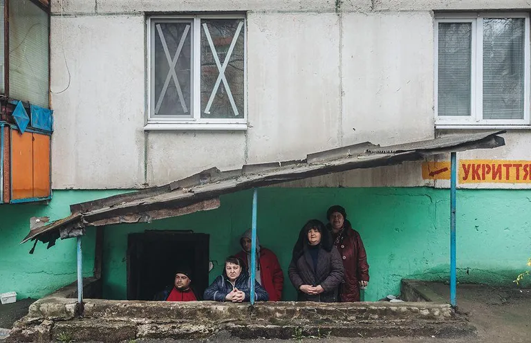 Жители одного из районов Лисичанска на входе в бомбоубежище