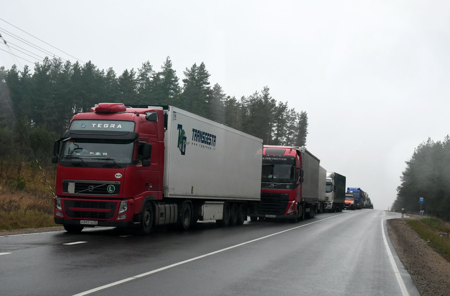 Kravas automašīnu rindas robežkontroles punktā Kaplava-Plusi Krāslavas novadā pie Latvijas-Baltkrievijas robežas. Ilustratīvs attēls.