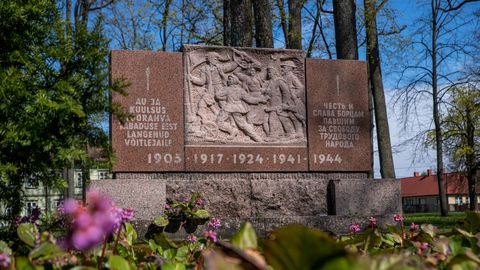 Помогите найти советские памятники