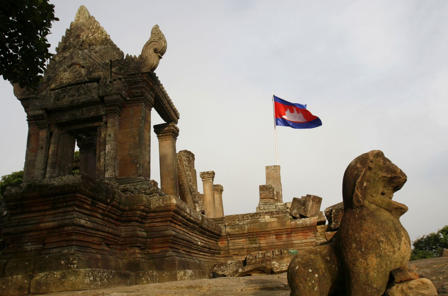 Kambodža lipp lehvimas piiri ääres asuva vaidlusaluse Preah Viheari templi kohal.