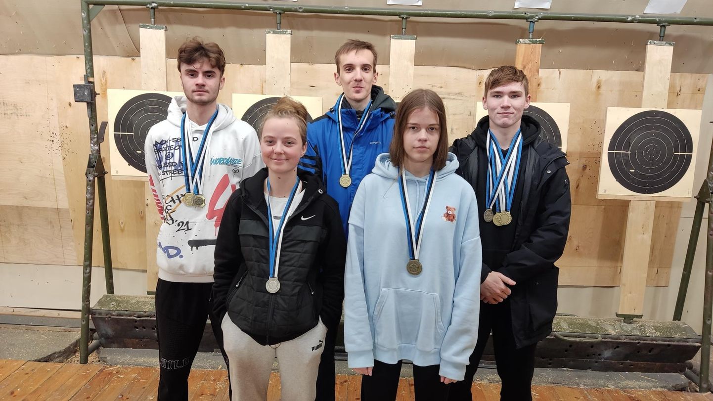 Fotol on Eesti B-klassi meistrivõistluste medalistid (vasakult) Aleksander Kalitventsev, Karl Loik, Mikk Pinsel, Karita-Vesta Lepa ja Laura-Liisa Kolomets.