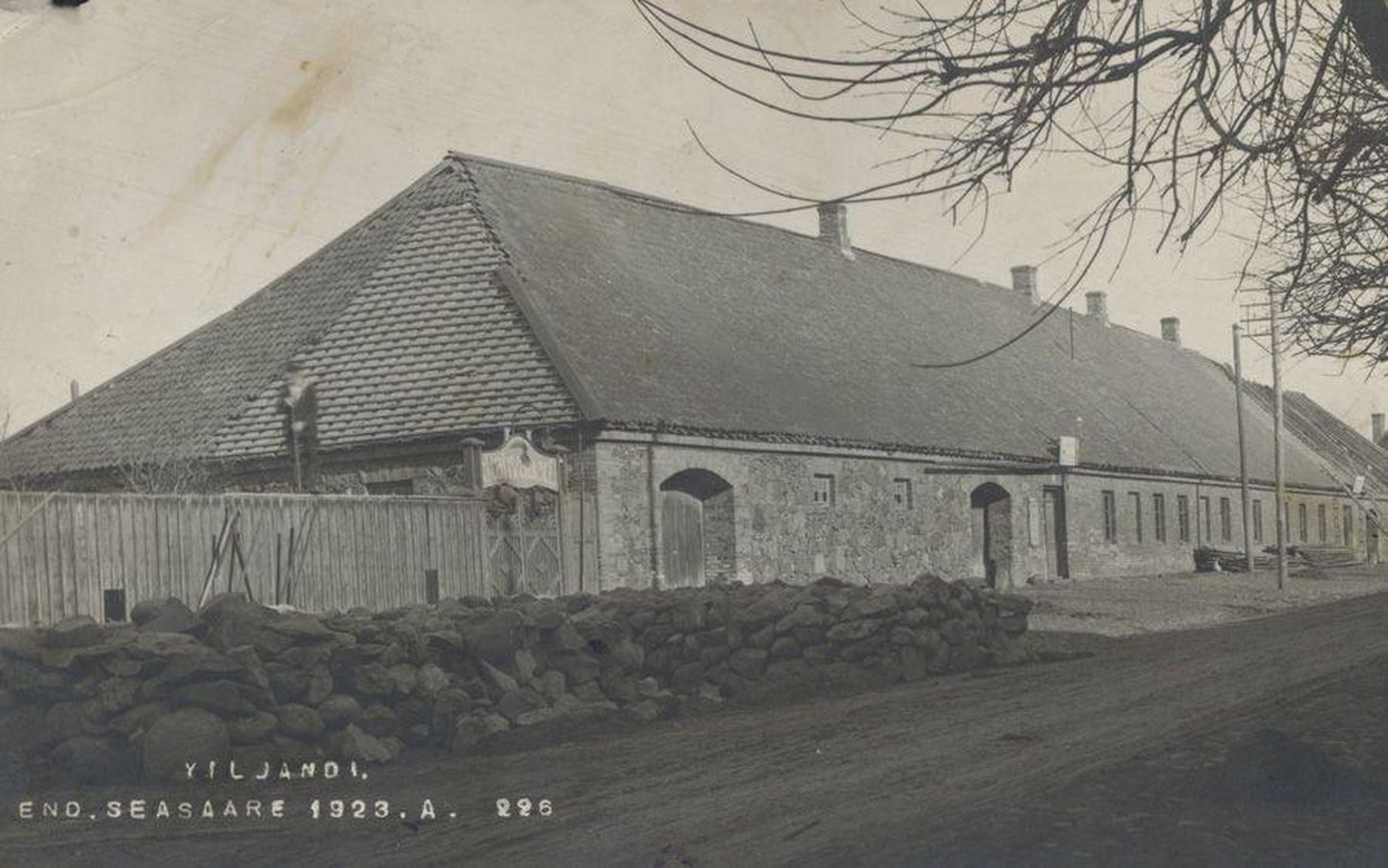Seasaare kõrts Viljandis Tallinna tänaval enne ümberehitamist 1923. aastal. 5. juulil 1941 põles Seasaare hoone maha. Tõenäoliselt oli selle taga süütamine, sest sõda polnud veel linna jõudnud.