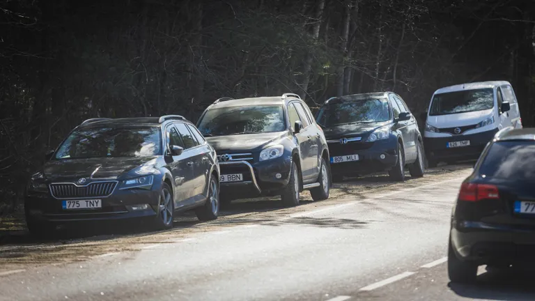 Teeääred olid autodest tulvil.
