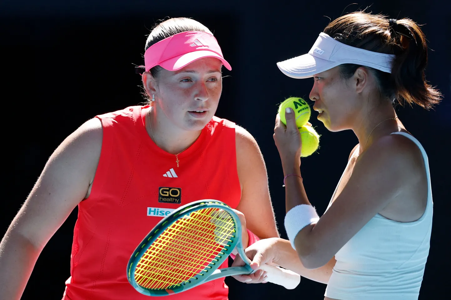 Latvijas tenisiste Aļona Ostapenko ar pārinieci Suveju Sji
