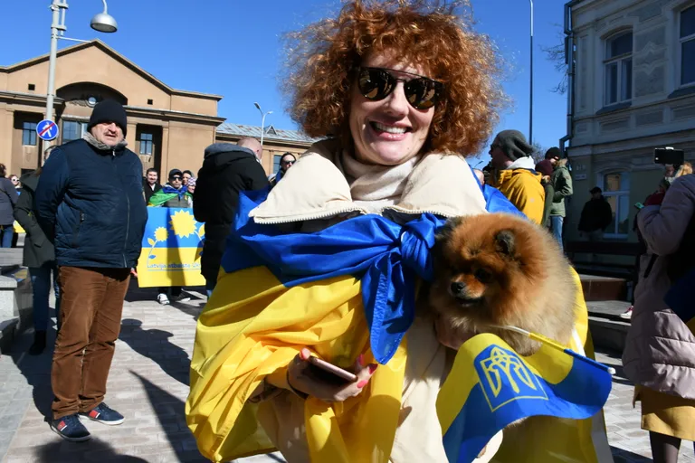 В Даугавпилсе прошло шествие "Латвия поддерживает Украину"