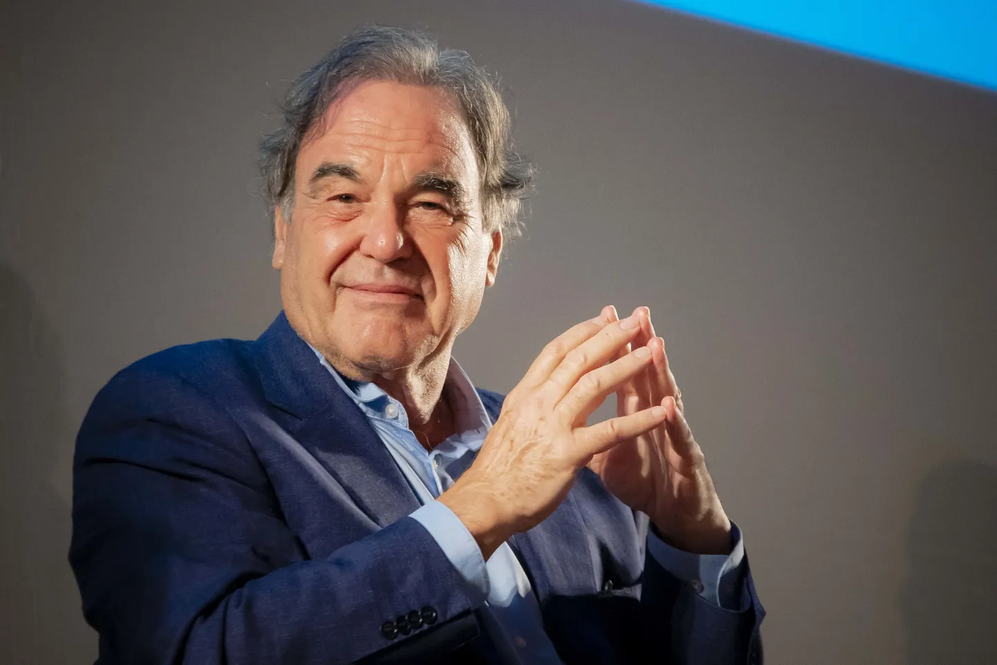 Filmilavastaja Oliver Stone on olnud John F. Kennedy atentaati puudutavate saladuste osas üks valjemaid hääli USA kultuuris. Nüüd oodatakse teda tunnistama.