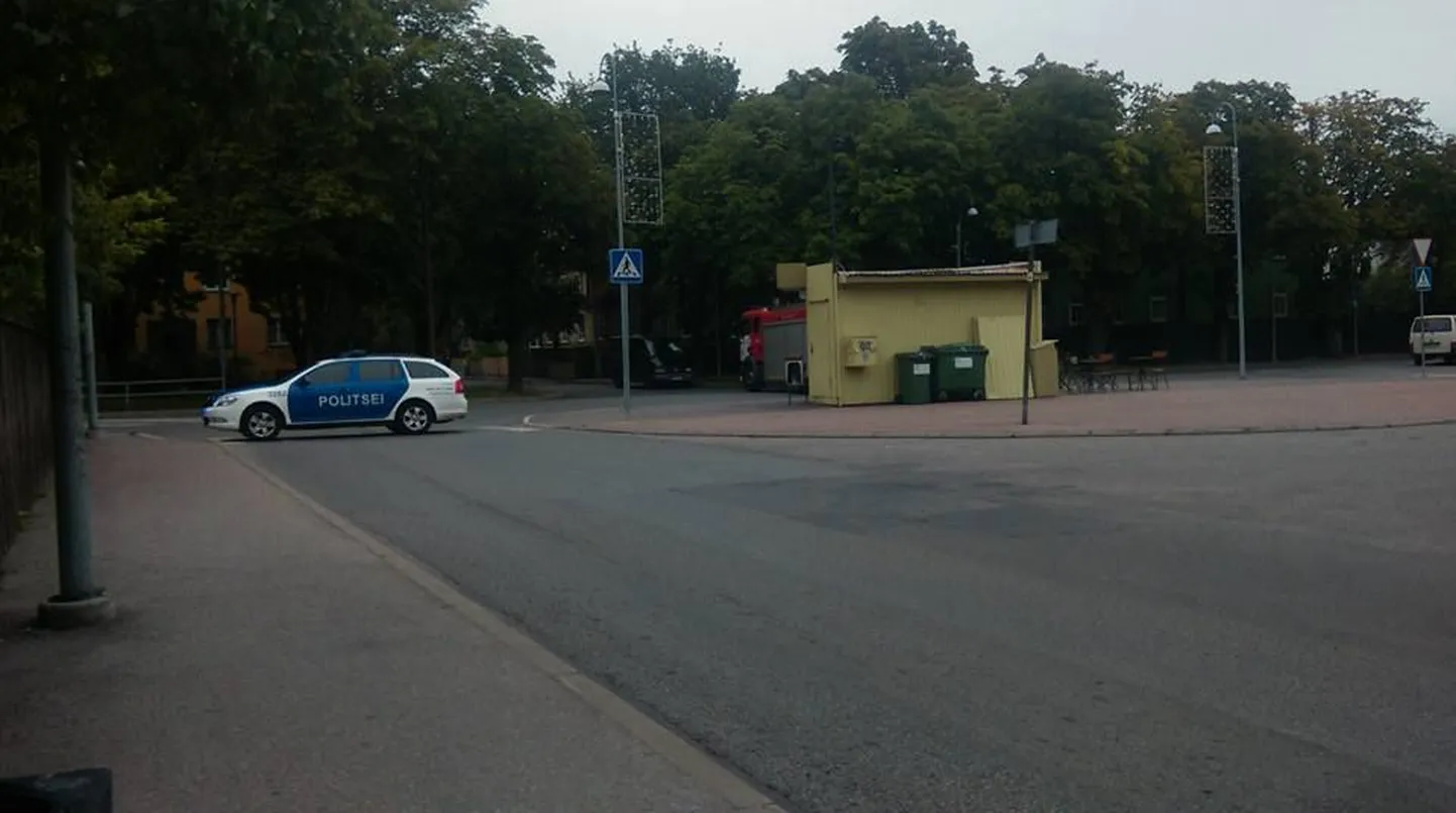 Kahtlane kohver Kolde puiesteel