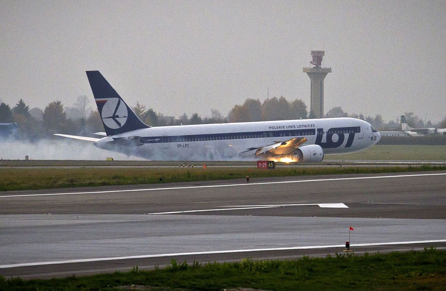 Varssavis hädamaandumise sooritanud Boeing 767, millel maandumisel süttis parempoolne mootor.