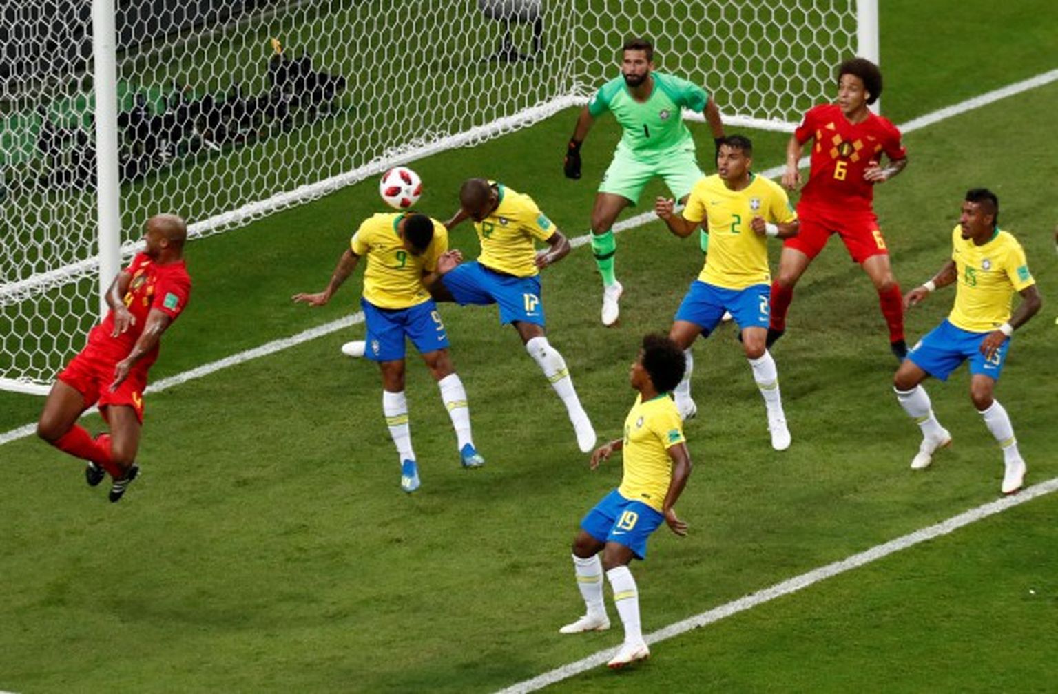 Brazīlijas un Beļģijas futbolistu duelis Pasaules kausa ceturtdaļfinālā