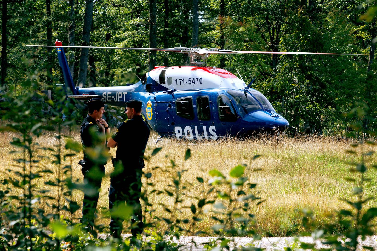 Rootsi politseihelikopter ja politseinikud. Pilt on illustreeriv