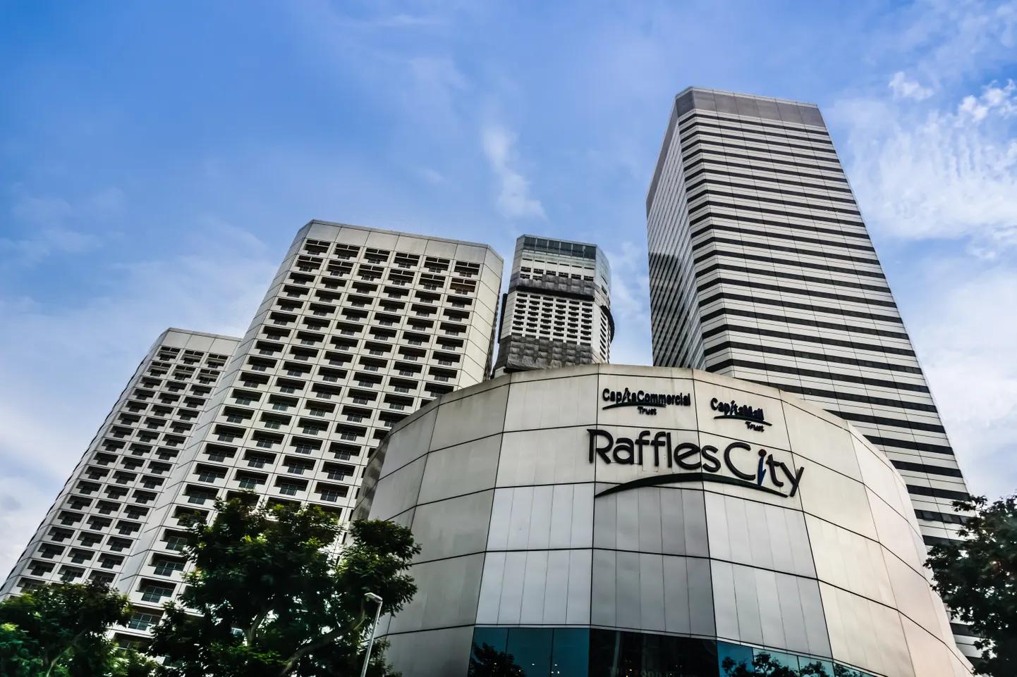 Kaubanduskeskus Raffles City Mall suleti, kui selgus, et lähikontaktne inimene oli seda külastanud.