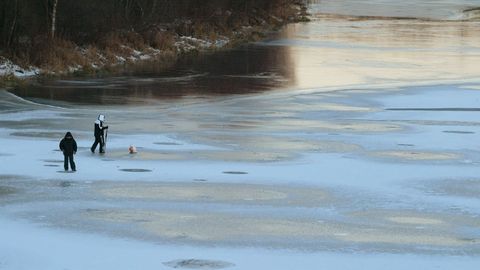 Спасатели обнаружили на льду двух рыбаков