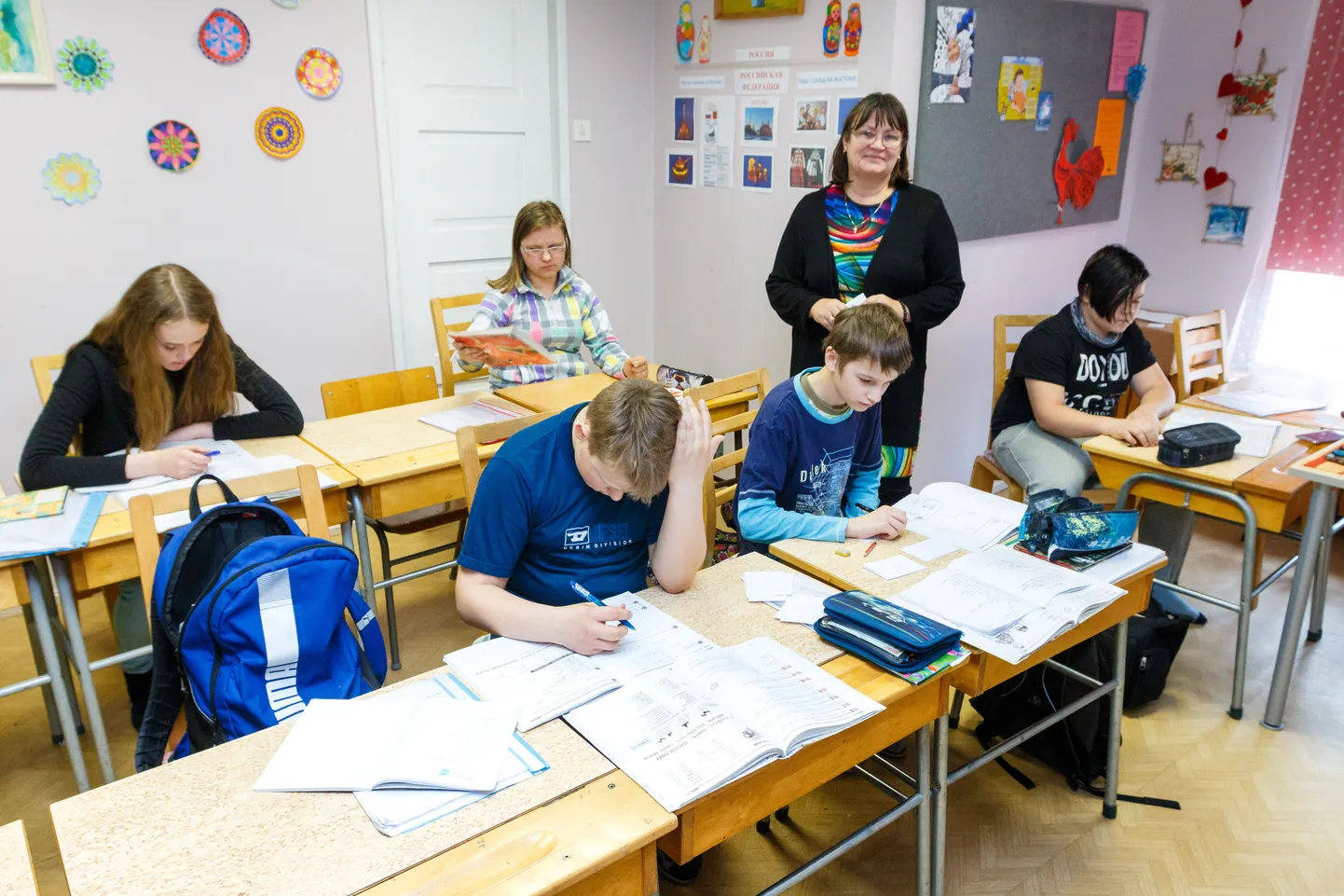 Kui Valgamaalane Ala kooli jõudis, olid tunnid juba alanud ... Sedapuhku õpiti õpetaja Aili Kiidli juhatusel vene keelt.