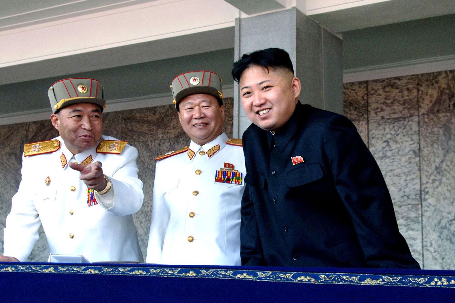 Kim Jong-un (paremal) ja Choe Ryong-hae (keskel) 2012. aasta aprillis Pyongyangis toimunud sõjaväeparaadi ajal.