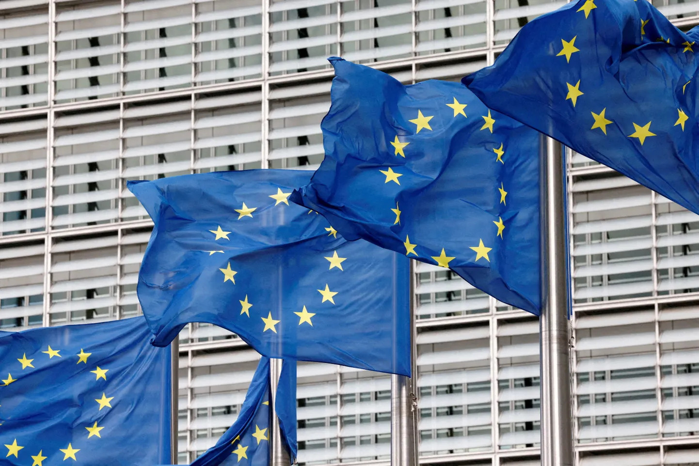 Euroopa Liidu lipud Euroopa Komisjoni peakontori ees, 28. septembril 2022. a.