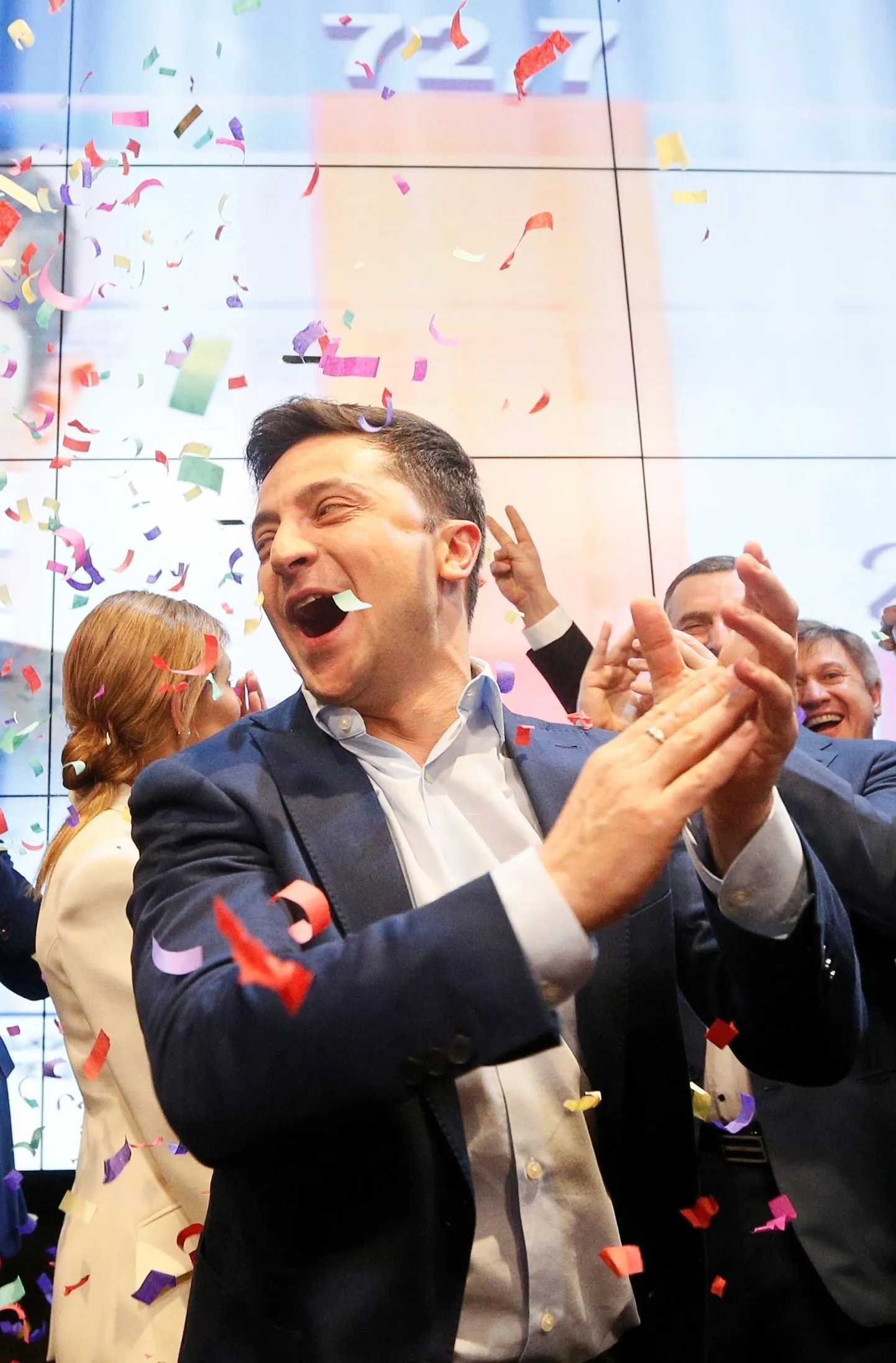 Ülekaalukalt Ukraina presidendiks valitud Volodõmõr Zelenskõi rõõmustamas oma toetajate keskel pärast lävepakuküsitluste tulemuste avaldamist.