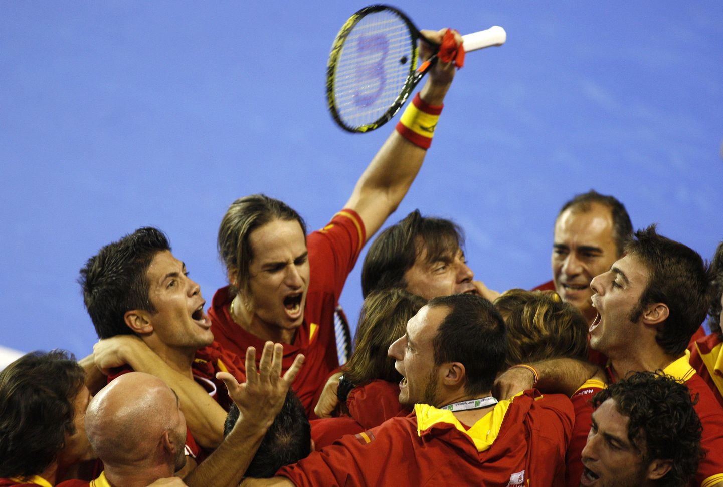 Hispaania meeskond süleleb pärast võitu Feliciano Lopezit ja Fernando Verdascot.