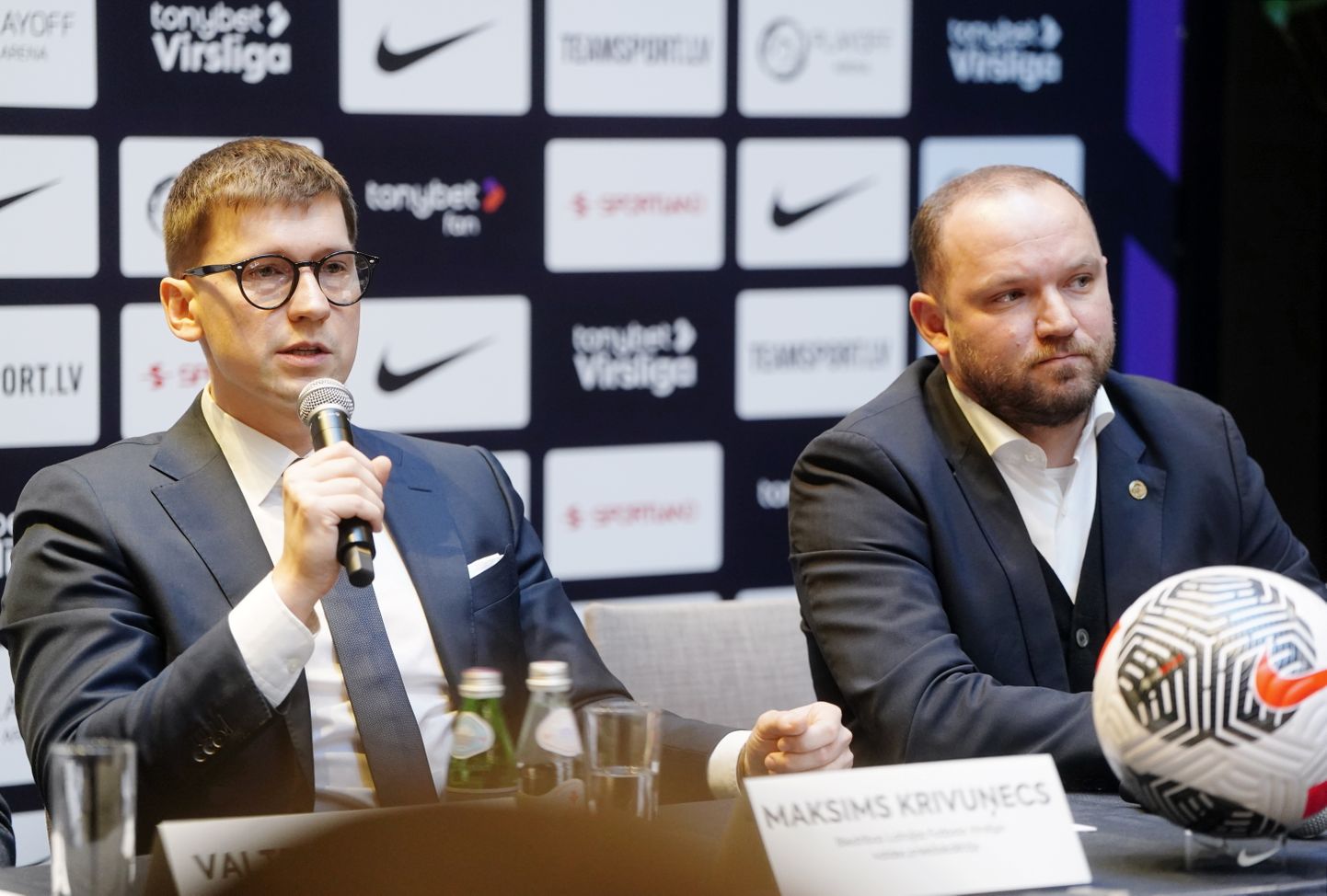 Biedrības "Latvijas Futbola Virslīga" valdes priekšsēdētājs Maksims Krivuņecs (no kreisās) un Latvijas Futbola federācijas prezidents Vadims Ļašenko