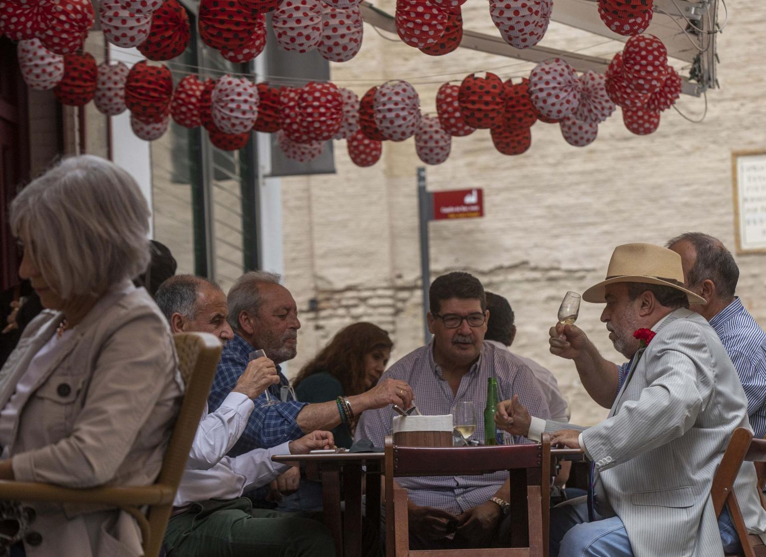 Külastajad aprilli keskel Sevilla toitlustusasutuse terrassil. Turismiraamatud armastavad rõhutada, et Andaluusias on rohkem baare kui Iirimaal, Taanis, Soomes ja Norras kokku.
