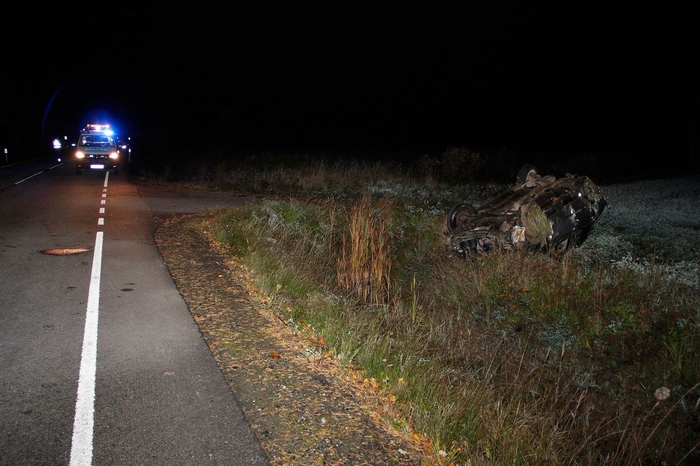 Pärnumaal Are vallas hukkus teelt välja paiskunud auto juht.