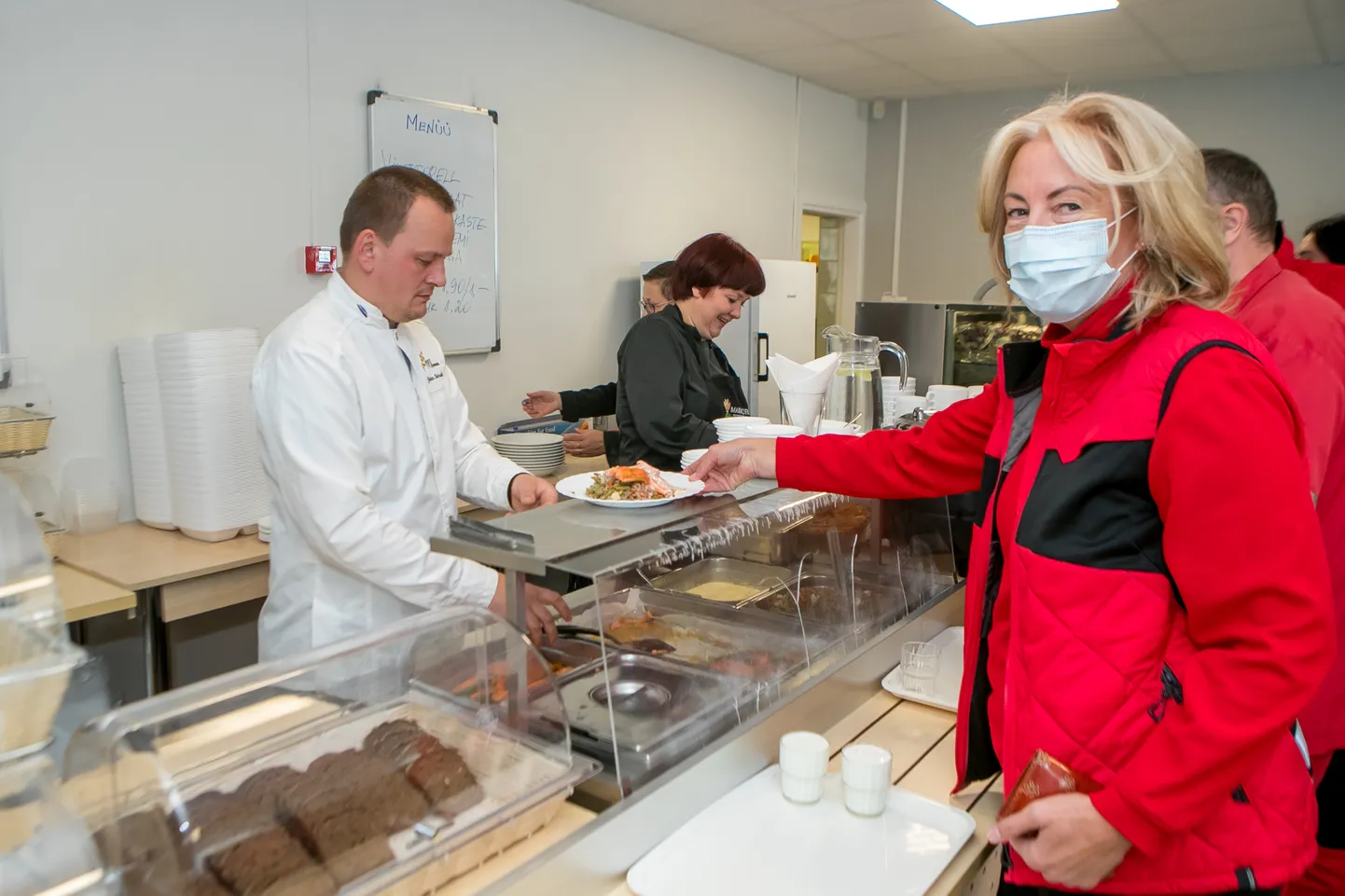 KOHALIK KALA ON PARIM! Kuressaare haigla töötajaid kostitasid Pähkla forellist tehtud roaga peakokad Juhan Heinsalu ja Inga Paenurm. Toiduportsjoni saajate järg on jõudnud kiirabitöötaja Mare Kirrini.