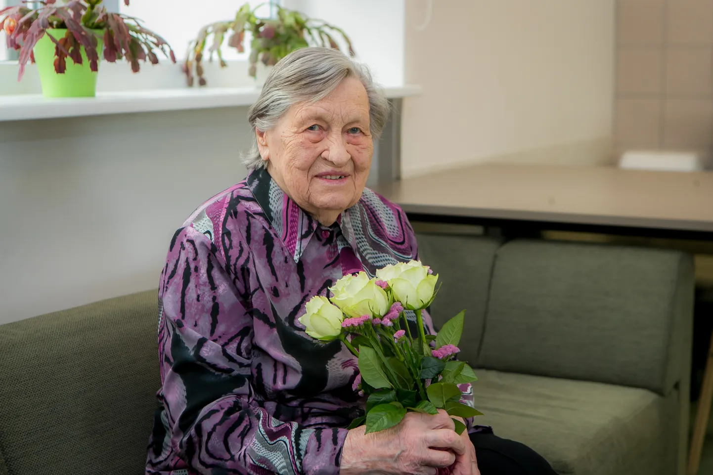 PIKA ELU JA REIPA VANADUSPÕLVE SALADUS: “Kogu oma elu olen töötanud Kuresaare haiglas. Arvan, et eks mind on aidanud siin haigemajas valitsev tervislik õhkkond. Tõsi, tohtrid mind mõnikord ju putitanud on, kuid väga raskelt pole ma kunagi haige olnud,” ütleb Selma Leesi.