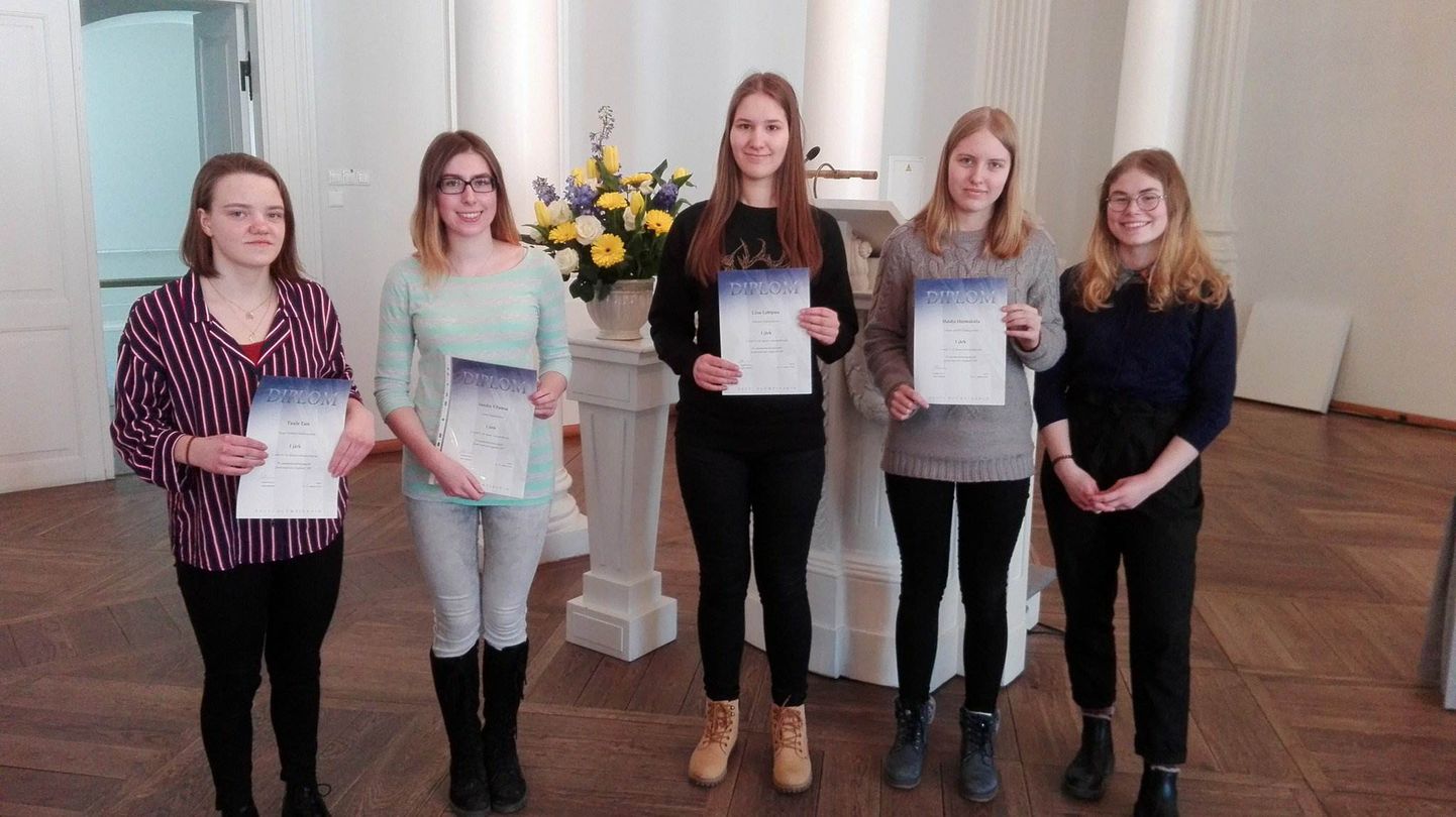 Pildil (vasakult) I järgu diplomi saanud Tuule Tars, Sandra Vilumaa, Liisa Lehtpuu, Haldja Hermaküla ja Loona Volke. Pildi autor Maigi Vija.