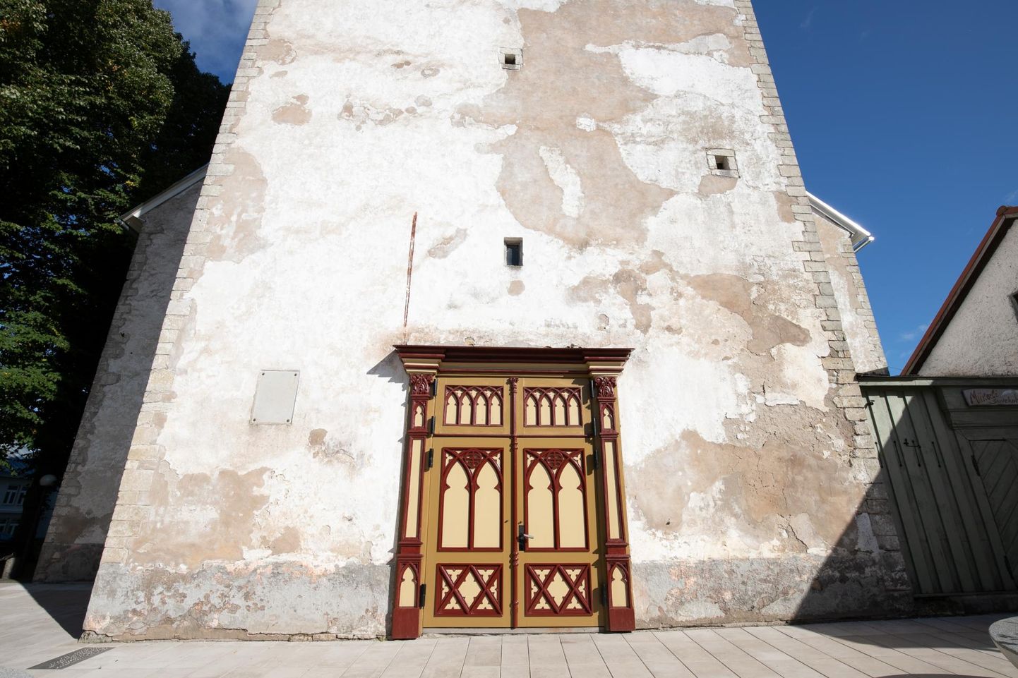 Rakvere Kolmainu kirik on saanud väärika ukse, mis valmis vanade fotode järgi.