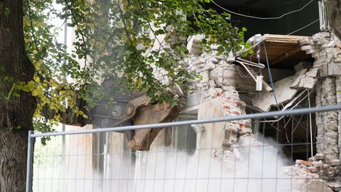 VIDEO JA PILDID ⟩ Algas Härma kooli varisenud osa lammutamine