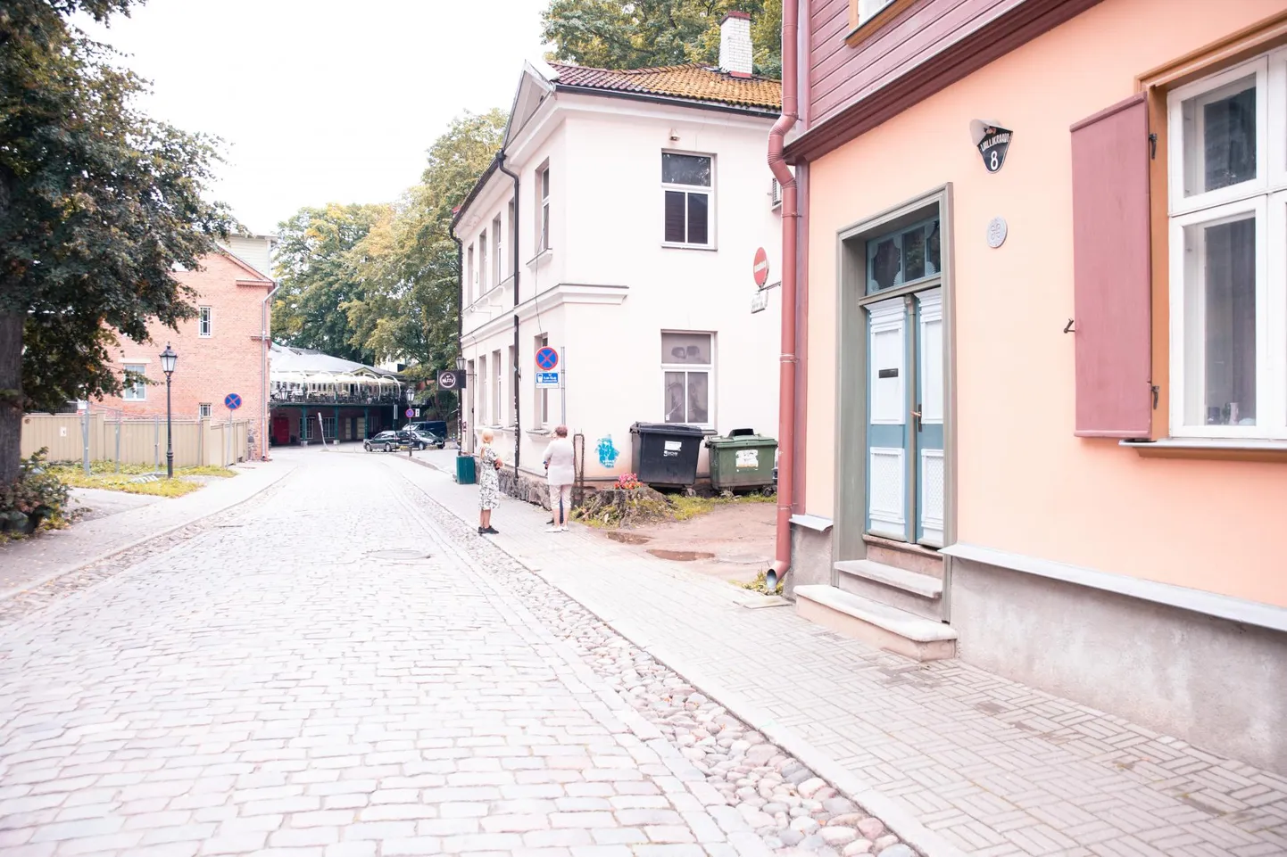 Vallikraavi 8 majaelanikke und häirib öine lärm, mis kostub nende elamisse nii nende maja kõrval asuvast baarist Naiiv kui ka tänava alguses olevast peokohast Shooters.