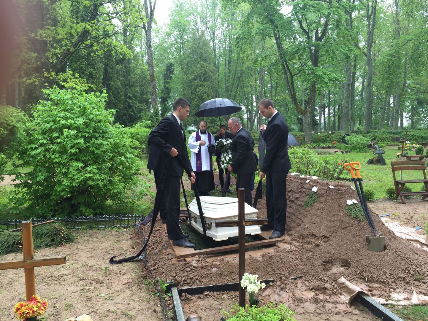 Läti matusekorraldajate brigaad käib Eestis tööl keskmiselt kümme korda kuus.