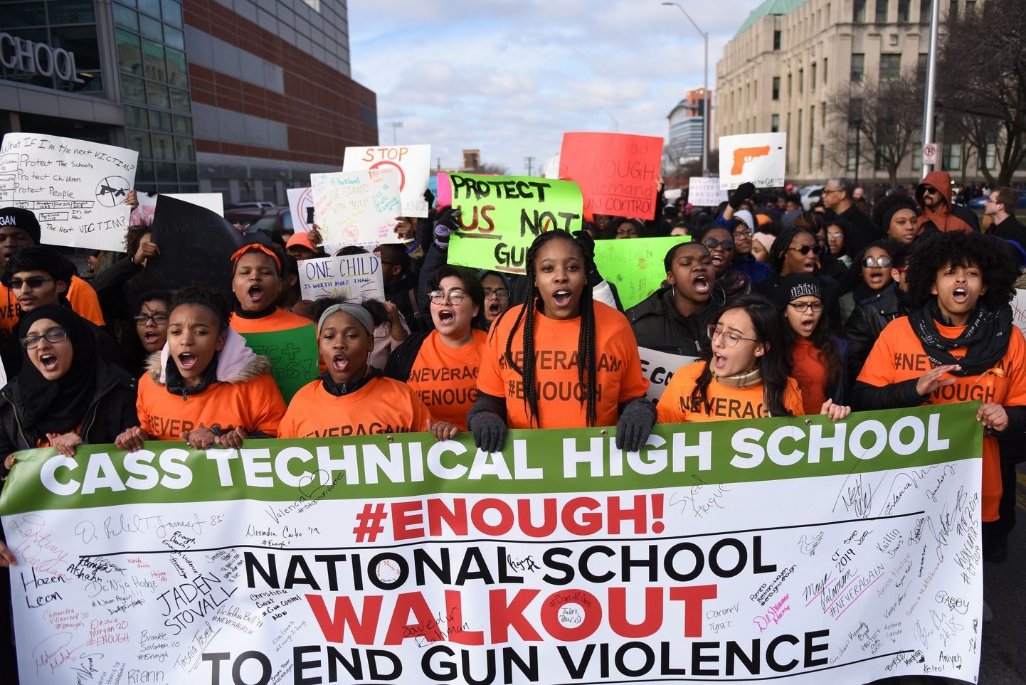 Relvavägivalla vastu protestivad õpilased Detroitis.
