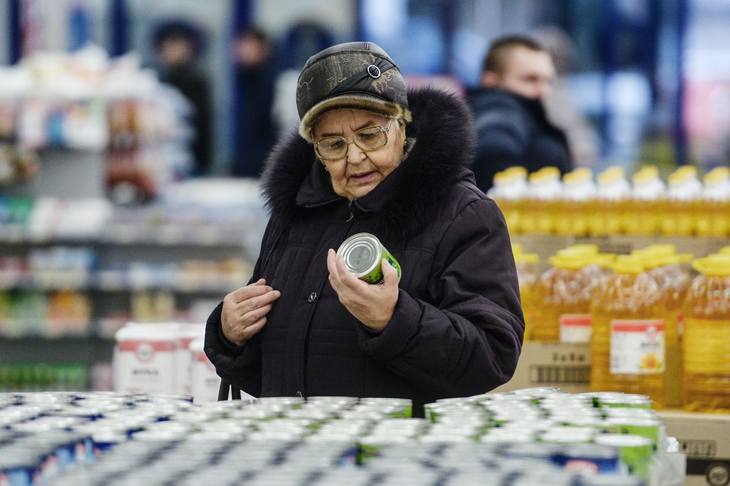 Hinnad poodides Vene tarbijat ei rõõmusta. Pildil ostja Lenta supermarketis Novgorodis.