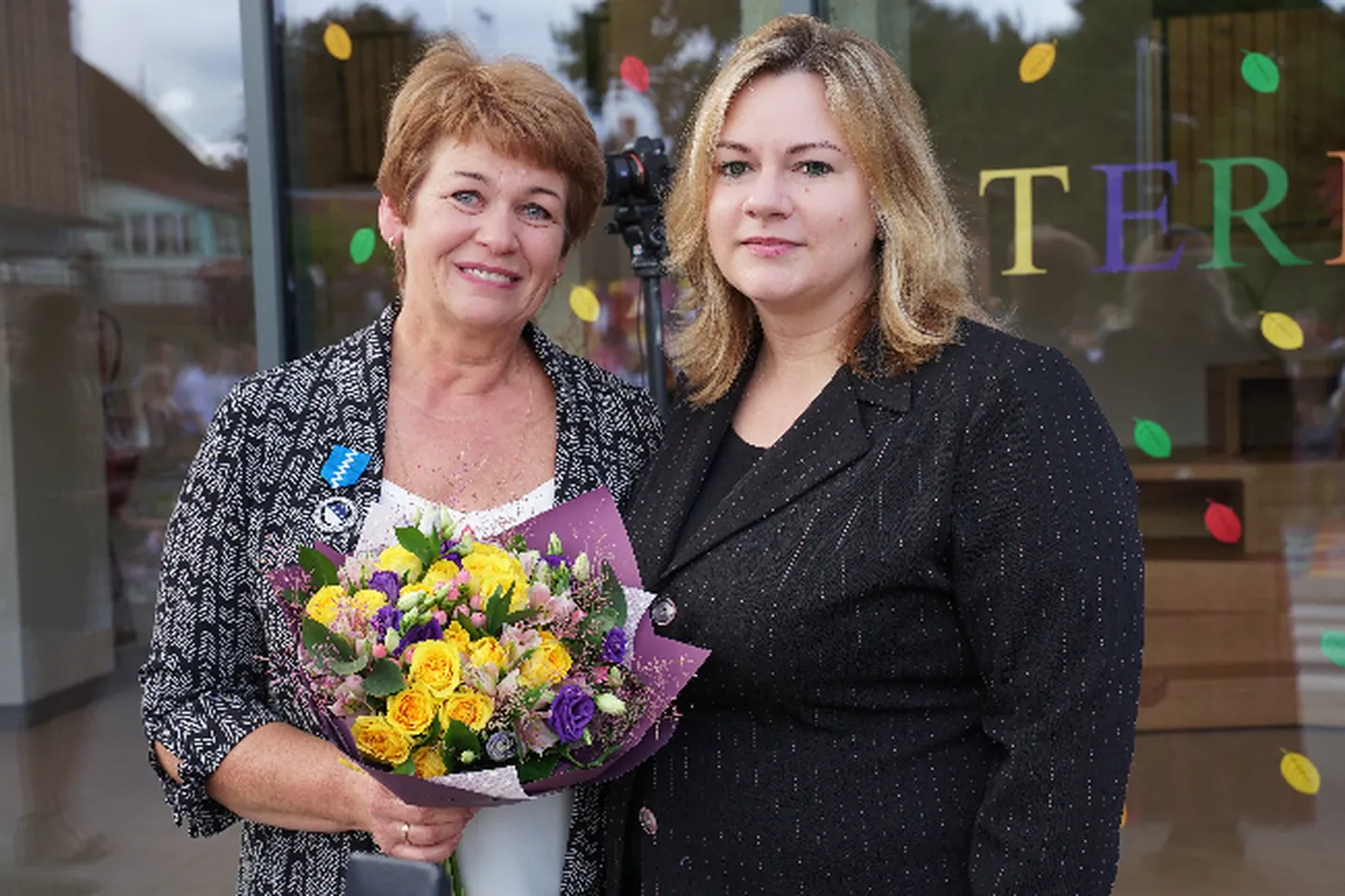 Valga vallavanem Monika Rogenbaum andis Valgas Priimetsa Kooli aktusel alanud kooliaasta puhul kooli pikaaegsele direktorile Marika Krotovale üle Valgamaa teenetemärgi.