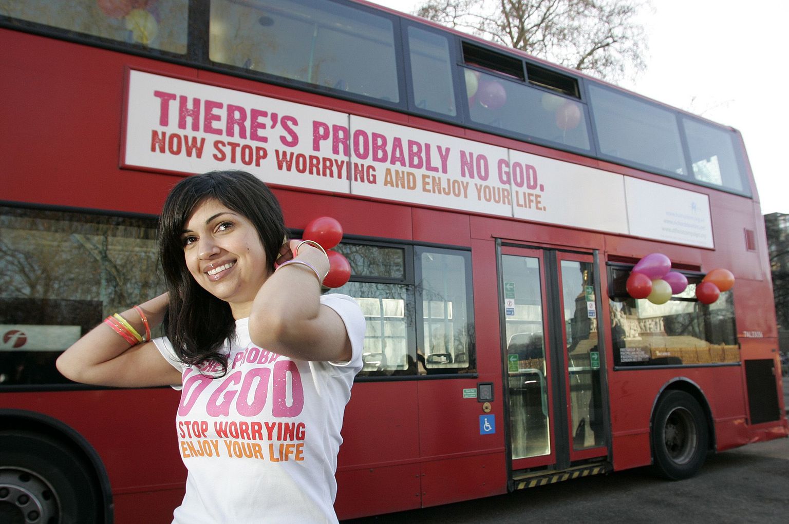 Kampaaniakorraldaja Ariane Sherine jumalat eitava kirjaga bussi ees