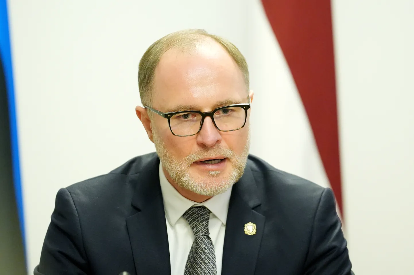 Latvijas aizsardzības ministrs Andris Sprūds piedalās preses konferencē pēc tikšanās ar Lietuvas un Igaunijas aizsardzības ministriem, kurā informē par Baltijas austrumu robežas aizsardzību.