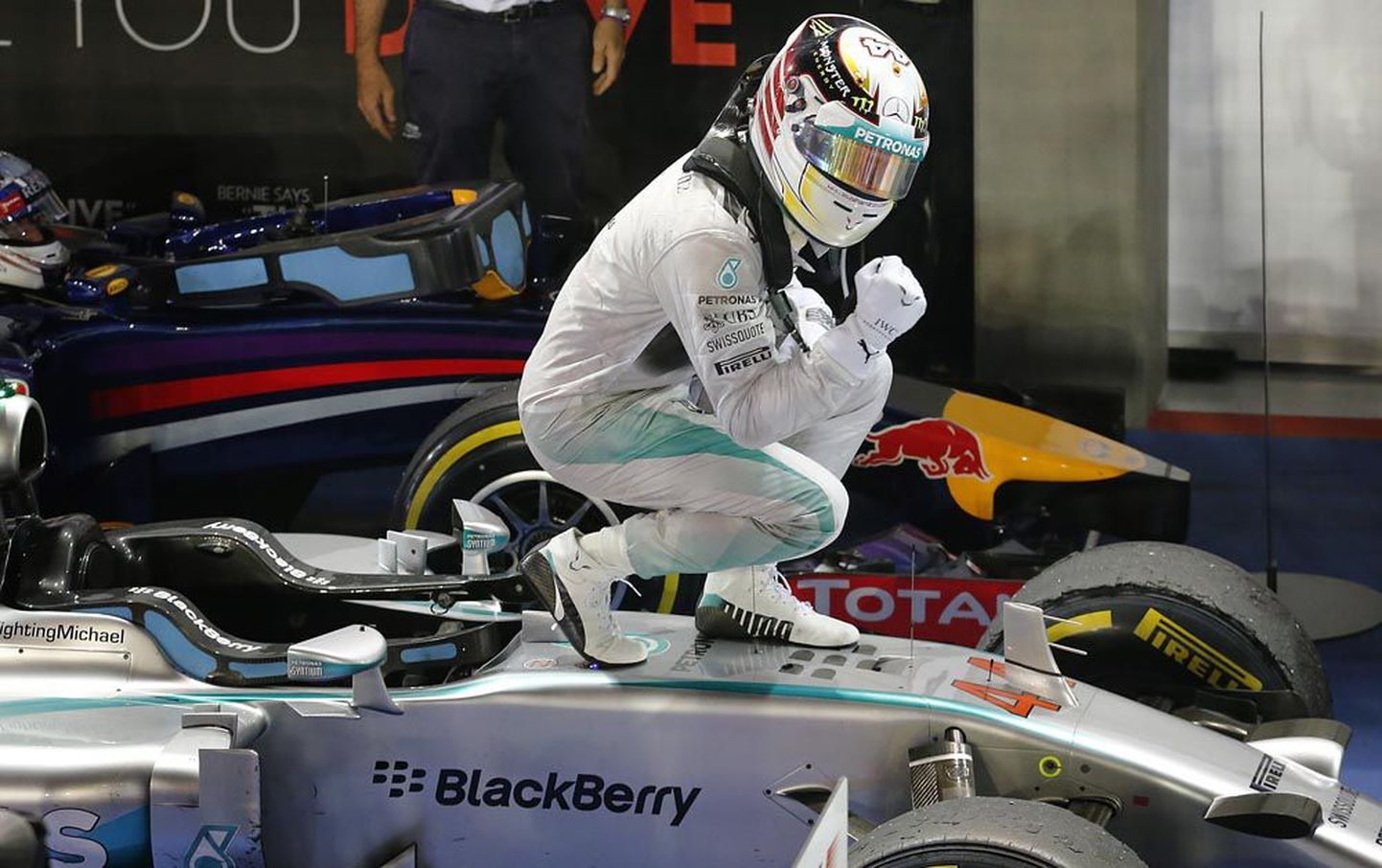 Lewis Hamilton võib rõõmustada: Singapuris tuli etapivõit ja hooaja punktiarvestuses möödus ta tiimikaaslasest Nico Rosbergist.