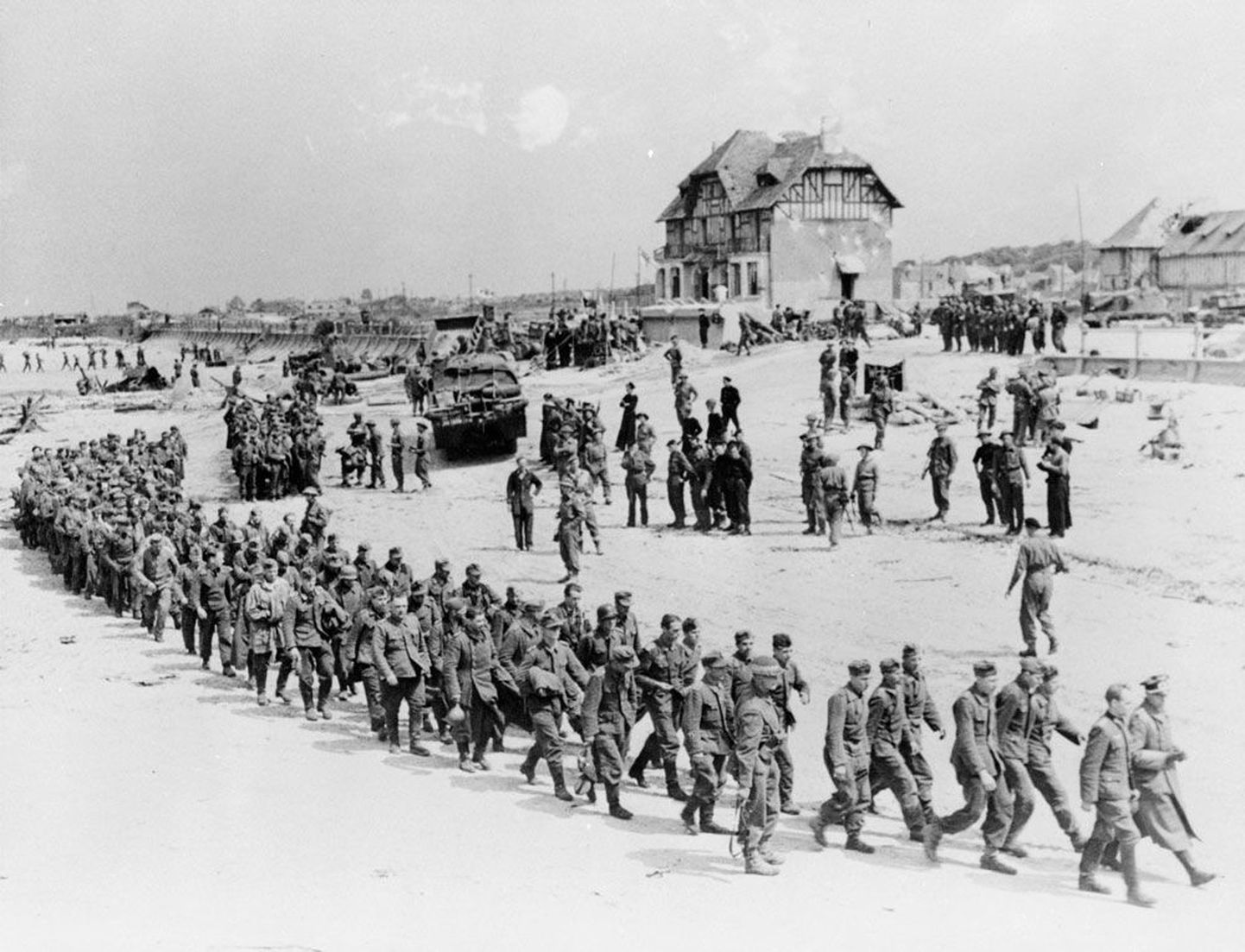 Kanada sõdurite poolt vangi võetud Saksa sõjavangid 1944. aasta 6. juunil Bernières-sur-Meris.