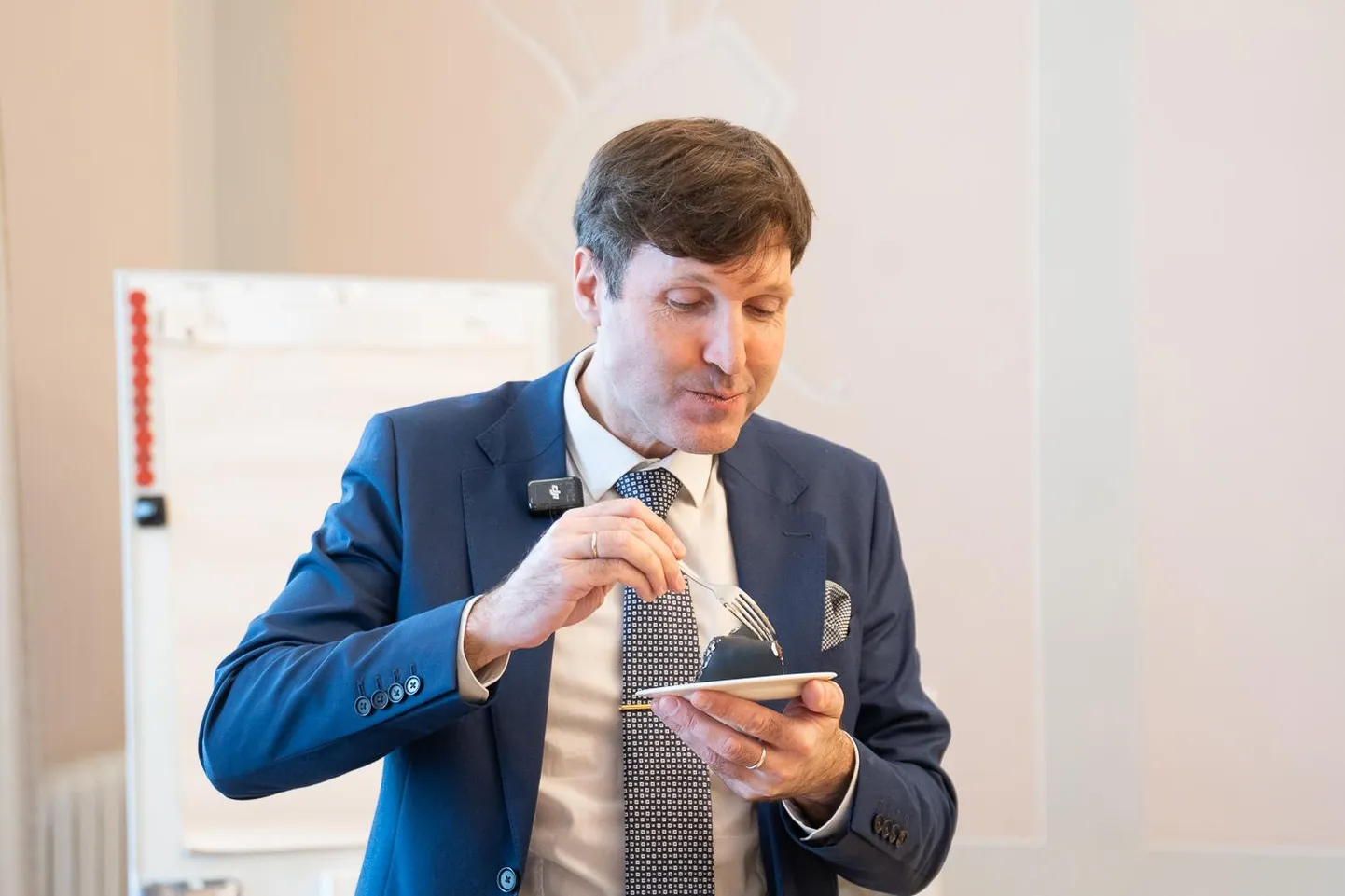 EKRE esimees Martin Helme täitis oma lubaduse ning sõi Porto Franco süüdimõistva otsuse järel kaabu ära.