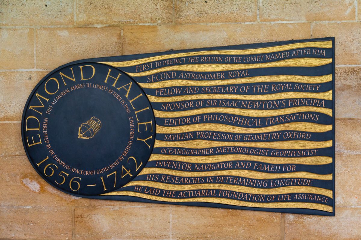Edmundam Halejam veltītā piemiņas plāksne pie Vestminsteras abatijas sienas Londonā.