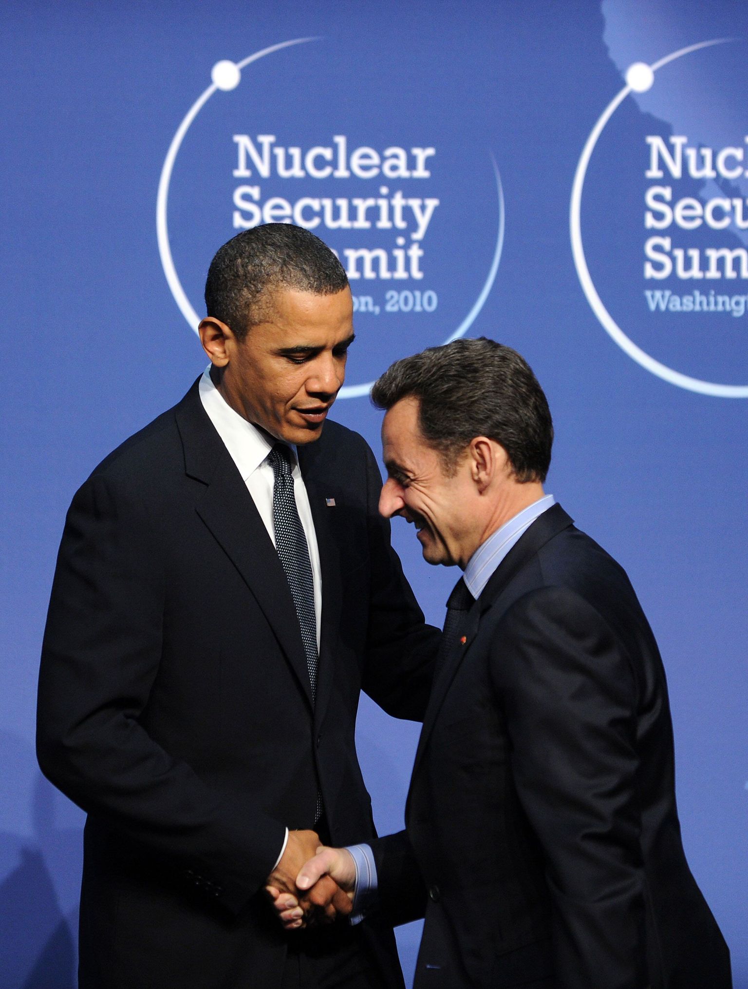 USA president Barack Obama ja tema Prantsuse ametivend Nicolas Sarkozy kätlemas enne pidulikku lõunasööki Washingtoni konverentsikeskuses.