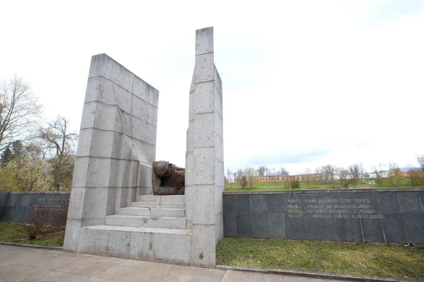 Tartu Raadi sõjamonument.