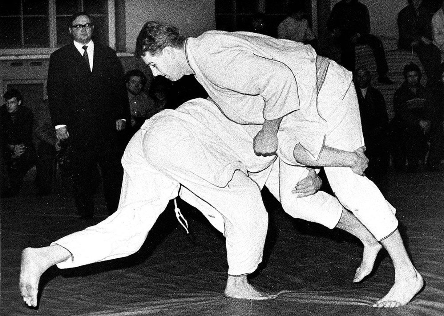 Eesti NSV I esivõistlused judos 24.-25.11.1973. a Tallinnas. Finaalmatš absoluutse meistri nimele: Mait Rannaväli ja Heldur Lõiv. Taamal Riho Rannikmaa.