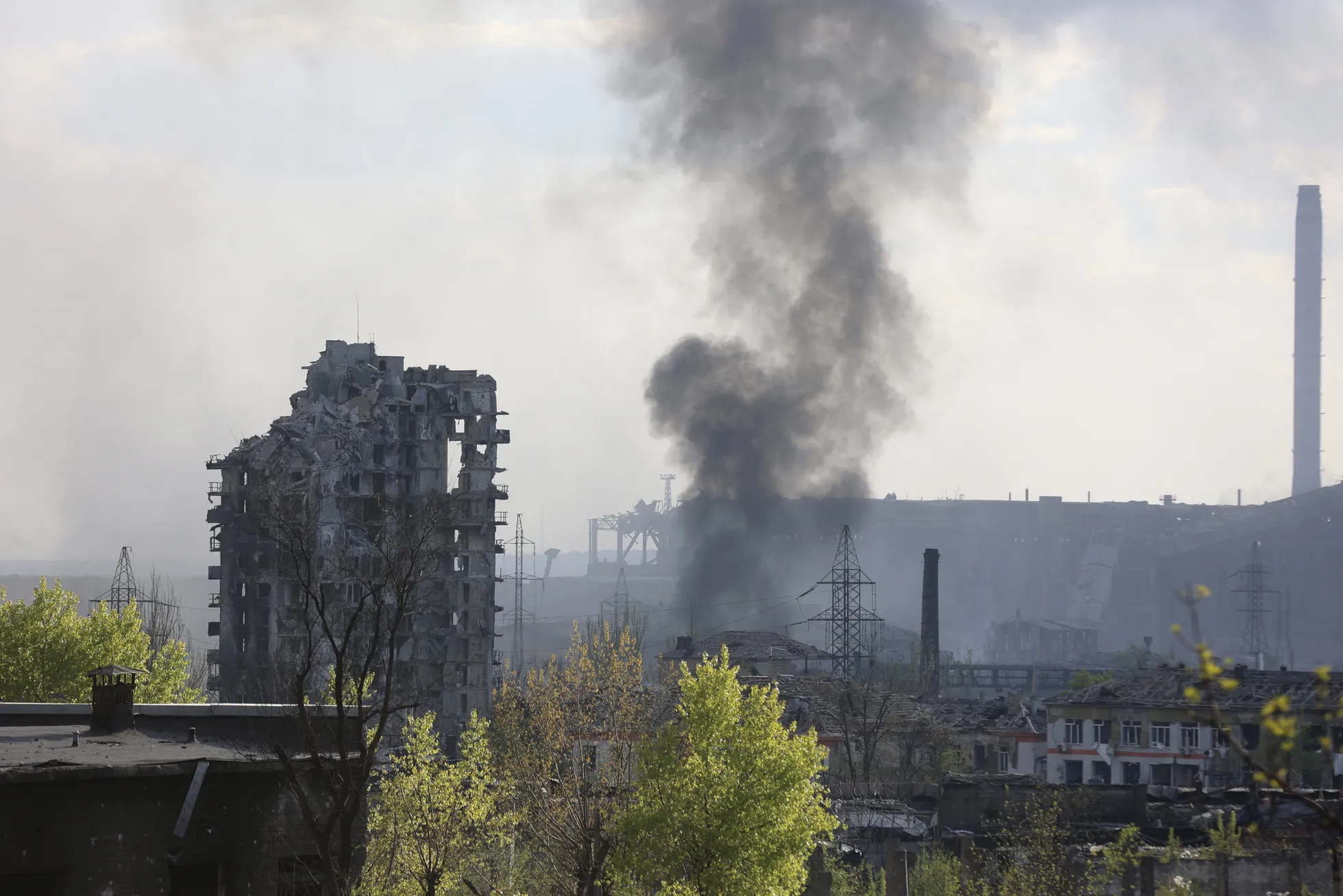 Suits kerkib eile Mariupolis Azovstali tehase kohal.