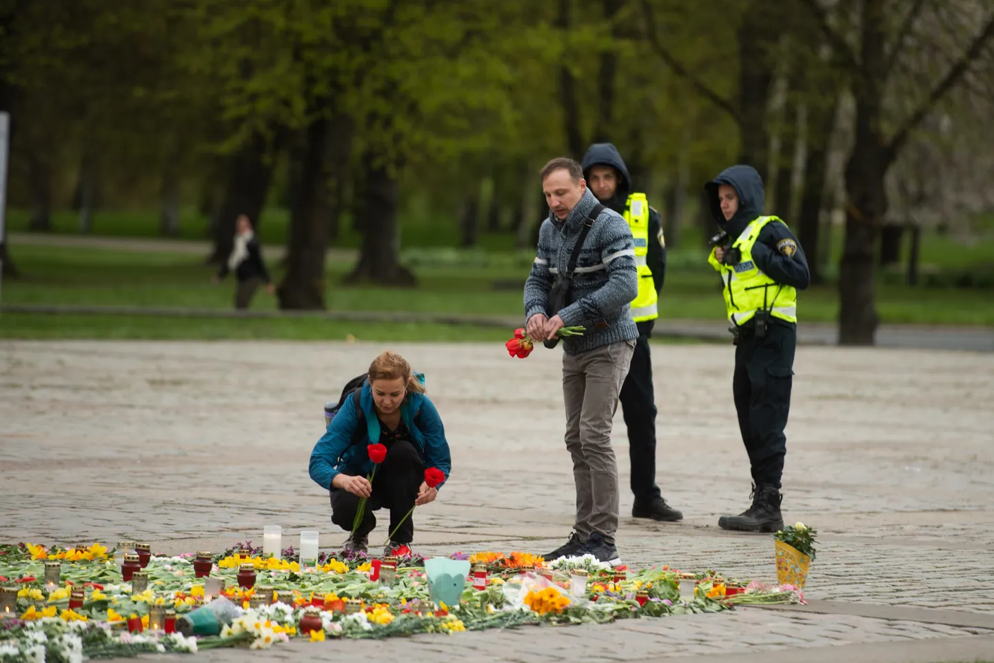 Полицейские у памятника в парке Победы 11 мая